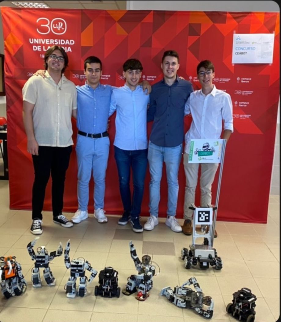 Equipo de UJI Robotics Team en la competición CEABOT junto a sus robots humanoides