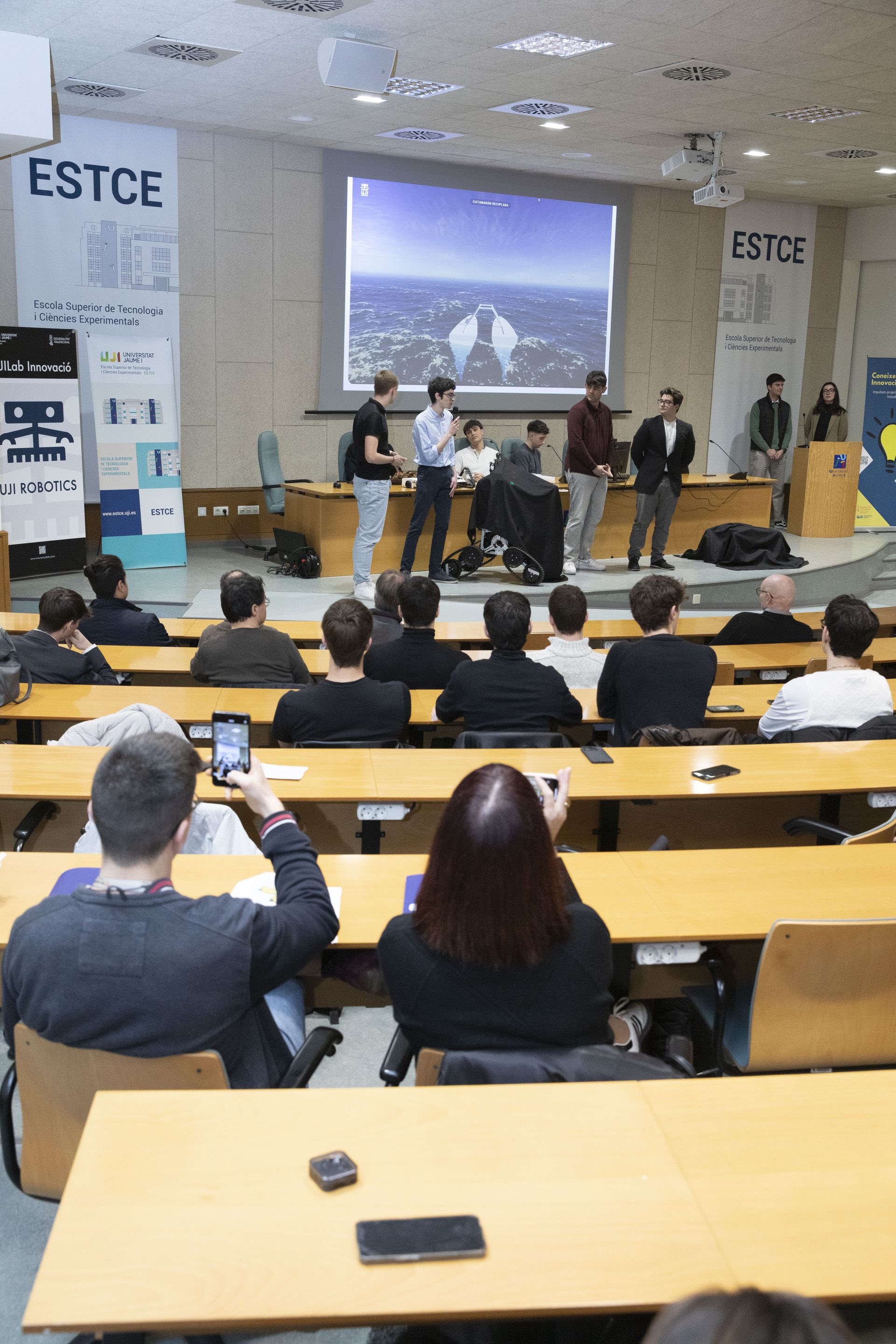 Presentación del rover de UJI Robotics Team ante el público en la Universitat Jaume I