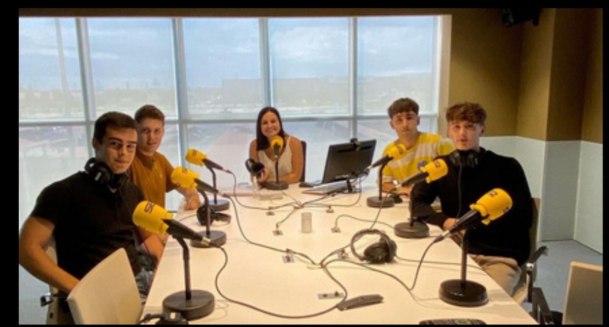 Equipo de UJI Robotics Team en una entrevista de radio